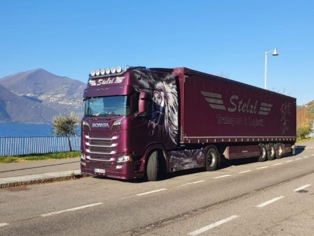 Tekno Tekno Scania Next Gen S650 highline met schuifzeilen oplegger Stelz