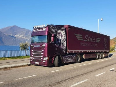 Tekno Tekno Scania Next Gen S650 highline met schuifzeilen oplegger Stelz