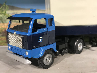 Tekno Tekno Volvo F88 met 2-as classic huifoplegger van Spronsen