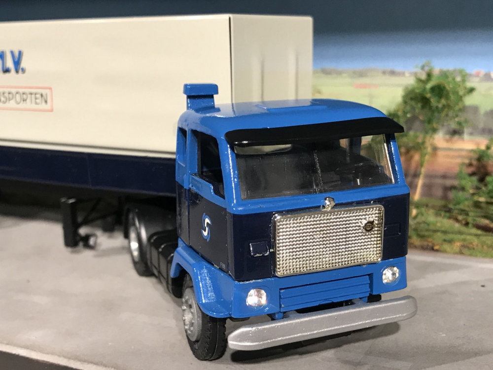 Tekno Tekno Volvo F88 met 2-as classic huifoplegger van Spronsen