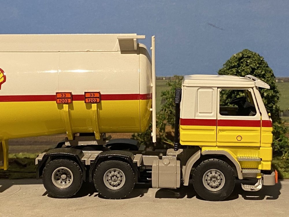 Tekno Tekno Scania 143M/450 6x2 met benzine tank oplegger Shell