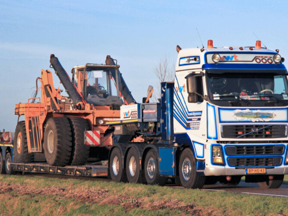 WSI WSI Volvo FH2 Globetrotter 8x4 with 3-axle lowloader van Wijgerden