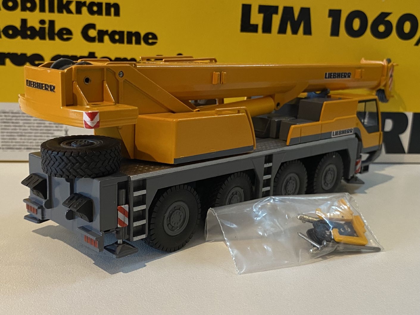 1/50 コンラッドモデル Liebherr LTM 1060/2 van-