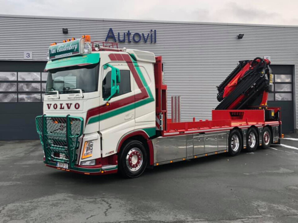 WSI WSI  Volvo FH4 sleeper cab 8x4 flatbed + palfinger van Caudenberg