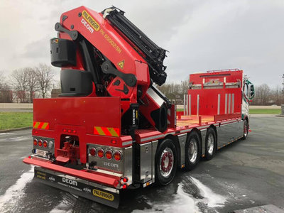 WSI WSI  Volvo FH4 sleeper cab 8x4 flatbed + palfinger van Caudenberg