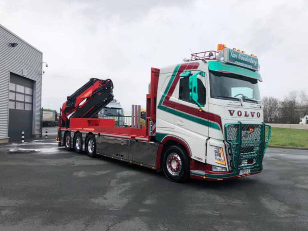 WSI WSI  Volvo FH4 sleeper cab 8x4 flatbed + palfinger van Caudenberg