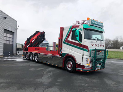 WSI WSI  Volvo FH4 sleeper cab 8x4 flatbed + palfinger van Caudenberg