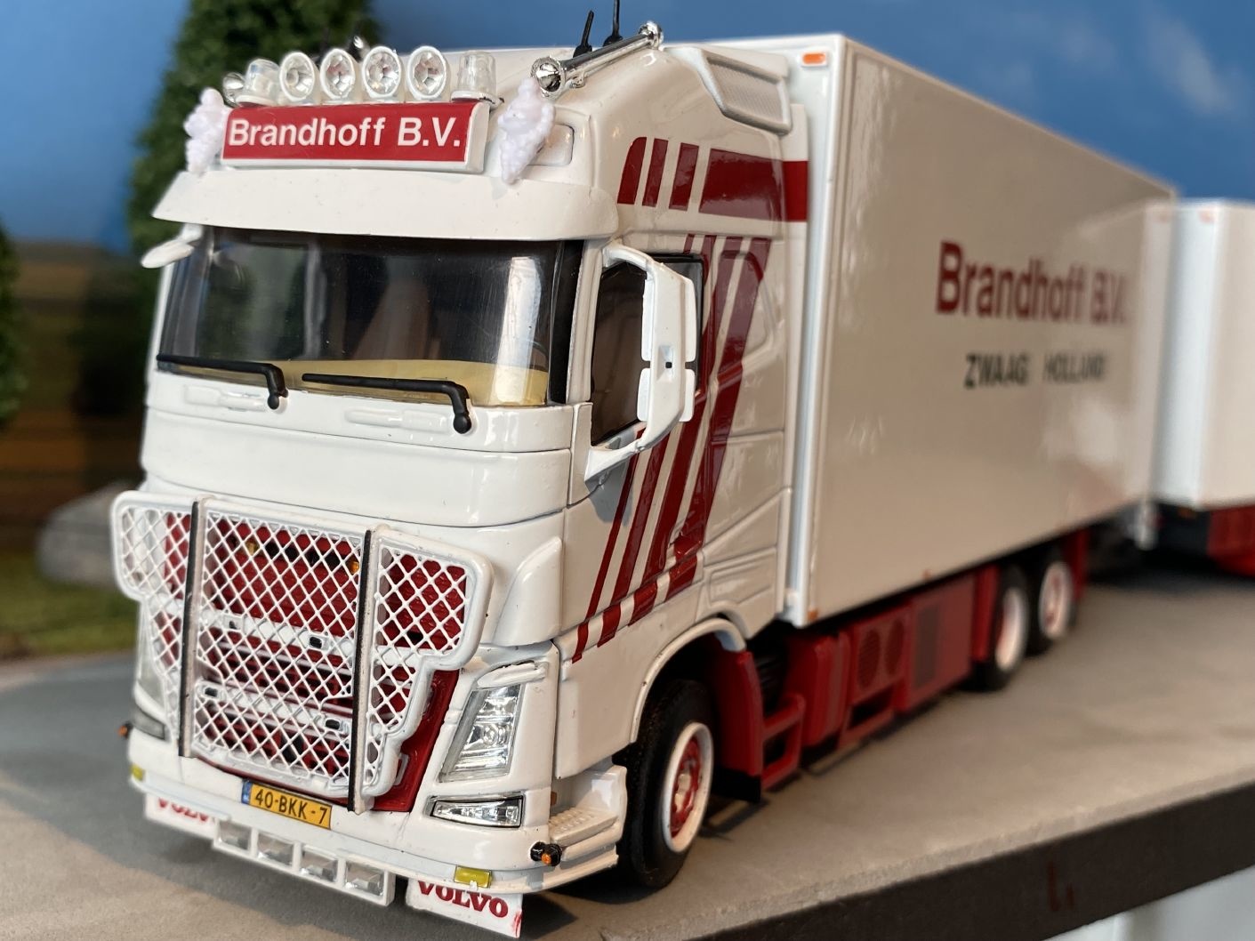 WSI Volvo FH4 Glob XL 6x2 tag axle combi Brandhoff - Miniatuurshop.com