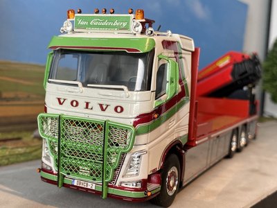 WSI WSI  Volvo FH4 sleeper cab 8x4 flatbed + palfinger van Caudenberg