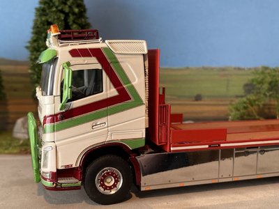 WSI WSI  Volvo FH4 sleeper cab 8x4 flatbed + palfinger van Caudenberg