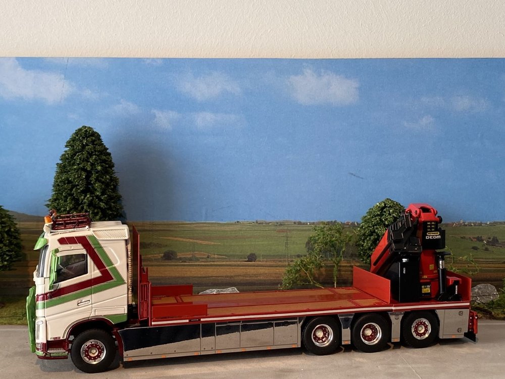 WSI WSI  Volvo FH4 sleeper cab 8x4 flatbed + palfinger van Caudenberg