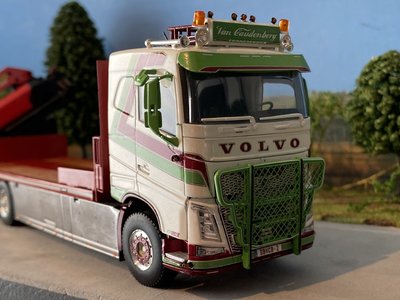 WSI WSI  Volvo FH4 sleeper cab 8x4 flatbed + palfinger van Caudenberg