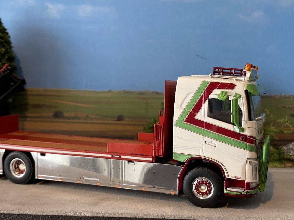 WSI WSI  Volvo FH4 sleeper cab 8x4 flatbed + palfinger van Caudenberg