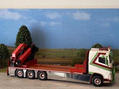 WSI WSI  Volvo FH4 sleeper cab 8x4 flatbed + palfinger van Caudenberg