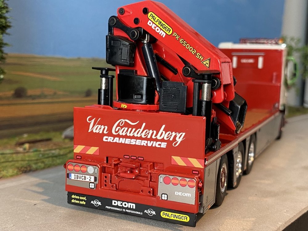 WSI WSI  Volvo FH4 sleeper cab 8x4 flatbed + palfinger van Caudenberg