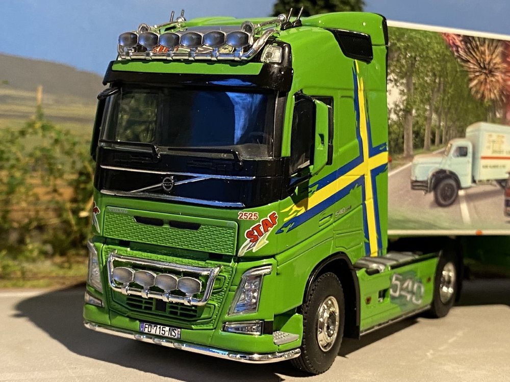 WSI WSI Volvo FH4 Globetrotter 4x2 met 3-as koeloplegger STAF