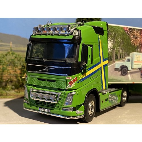 WSI WSI Volvo FH4 Globetrotter 4x2 met 3-as koeloplegger STAF