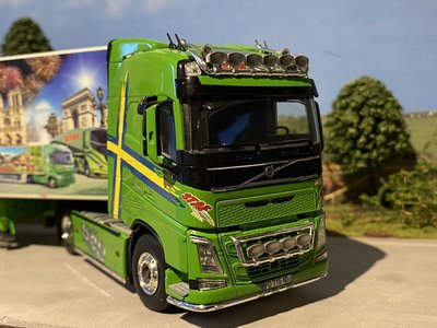 WSI WSI Volvo FH4 Globetrotter 4x2 met 3-as koeloplegger STAF