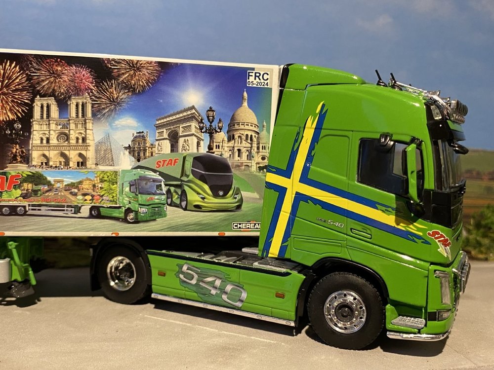 WSI WSI Volvo FH4 Globetrotter 4x2 met 3-as koeloplegger STAF