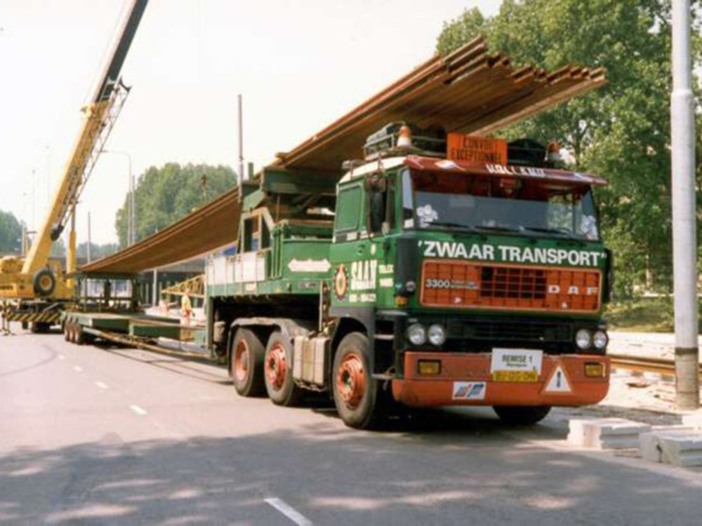 WSI WSI DAF 3300 6x2 met 3-assige classic flatbed trailer Koninklijke SAAN
