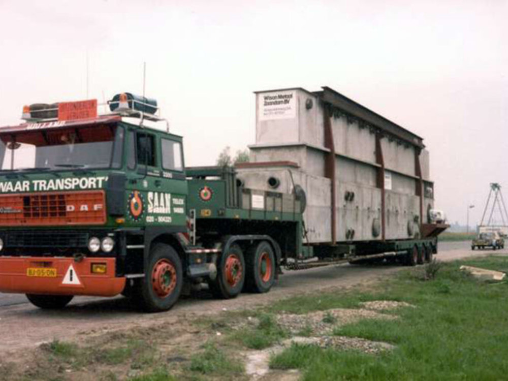 WSI WSI DAF 3300 6x2 met 3-assige classic flatbed trailer Koninklijke SAAN