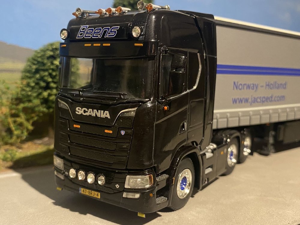 WSI WSI Scania S Highline 6x2 met schuifzeilen oplegger Barry Beens