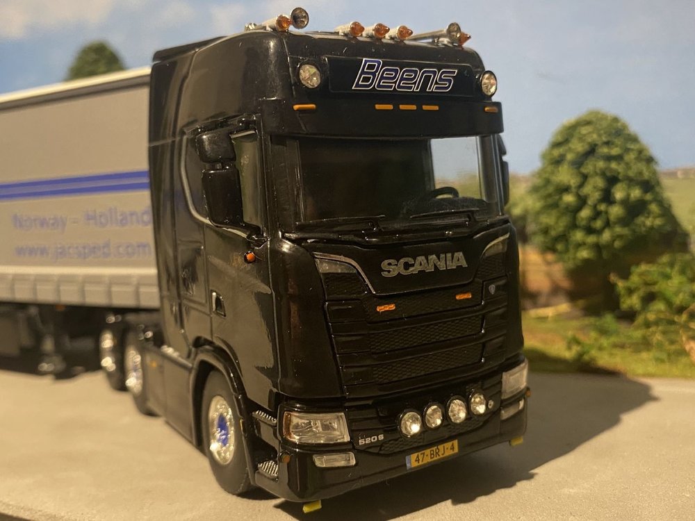 WSI WSI Scania S Highline 6x2 met schuifzeilen oplegger Barry Beens