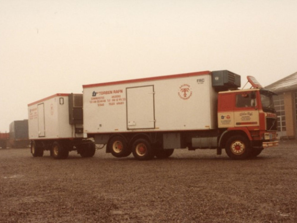 Tekno Tekno Volvo F12 motorwagen met 2-as schamel Torben Rafn