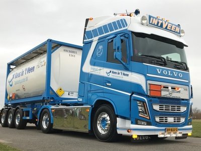 Tekno Tekno Volvo FH04 Globetrotter with short tankcontainer chassis Kees in 't Veen