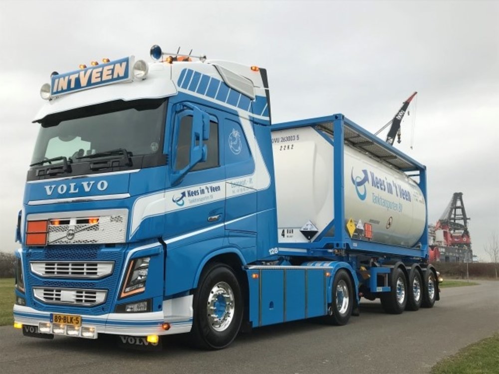 Tekno Tekno Volvo FH04 Globetrotter with short tankcontainer chassis Kees in 't Veen