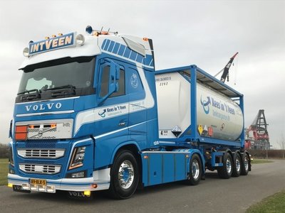 Tekno Tekno Volvo FH04 Globetrotter met  kort tankcontainer chassis Kees in 't Veen