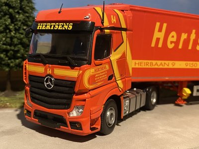 Tekno Tekno Mercedes Actros met Cargo Floor oplegger Hertsens