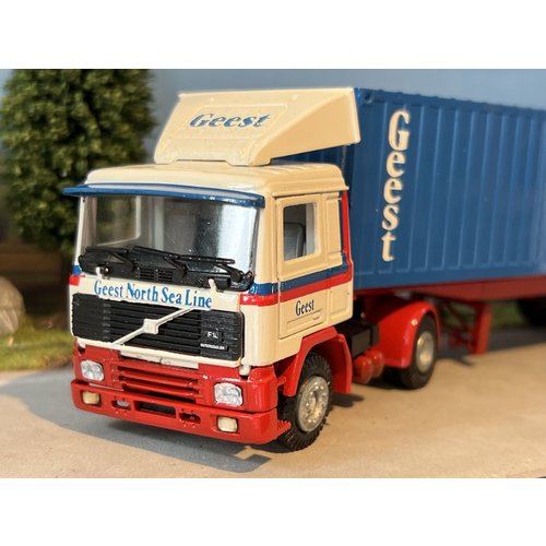 Tekno Tekno Volvo F10 met container oplegger + 2x20ft. container GEEST