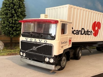 Tekno Tekno Volvo F1220 with container trailer + 2x20ft. container Scan Dutch