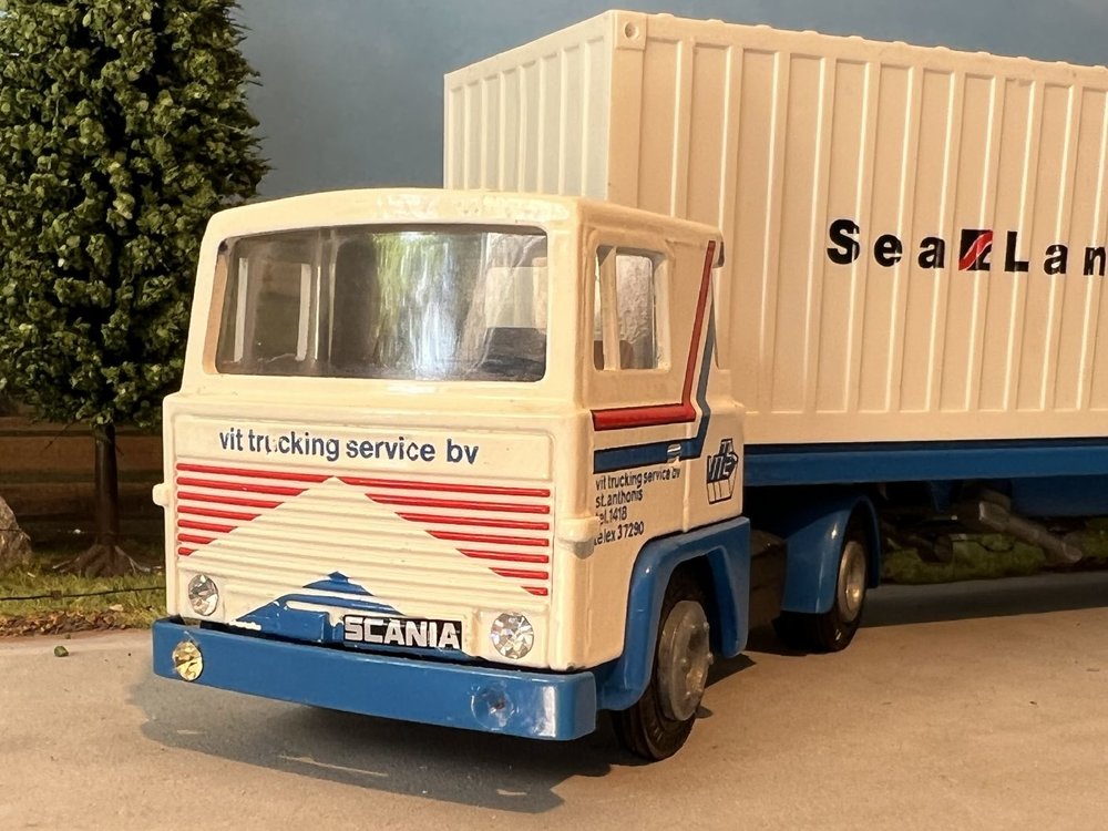 Tekno Tekno Scania 141 with container trailer + 2x20ft. container VIT Trucking Service B.V.