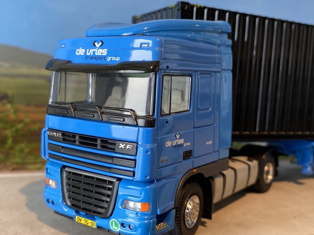 Tekno Tekno DAF 105XF SC with 3-axle flexitrailer + 40ft. container de Vries