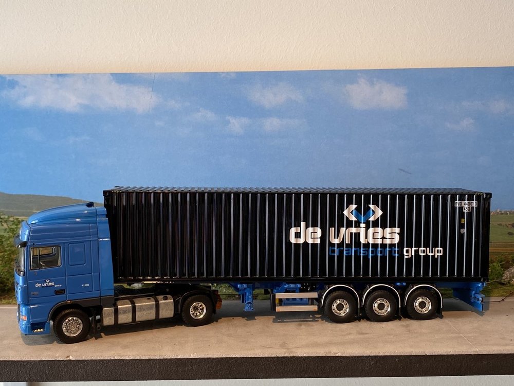 Tekno Tekno DAF 105XF SC with 3-axle flexitrailer + 40ft. container de Vries