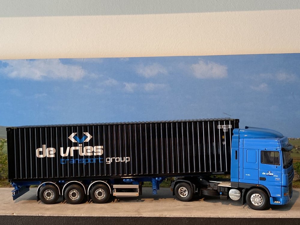 Tekno Tekno DAF 105XF SC with 3-axle flexitrailer + 40ft. container de Vries