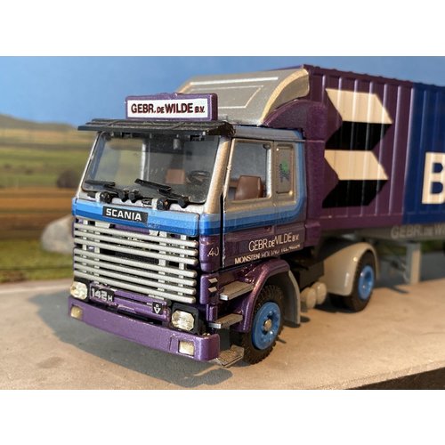 Tekno Tekno Scania 142H/V8 with 3-axle container trailer + 2x20ft. Bell container Gebr. de Wilde Tekno Tekno Scania 142H/V8 with 3-axle container trailer + 2x20ft. Bell container Gebr. de Wilde