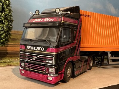 Tekno Tekno Volvo FH12 Globetrotter with container trailer + 1x40ft. container Joke Vlot