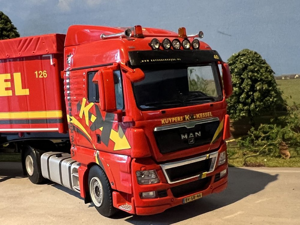 WSI WSI MAN TGX XXL 4x2 with 3-axle volume tipper (star) Kuypers Kessel