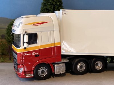 Tekno Tekno DAF 106XF met 3-assige zamac koeloplegger Simon Loos