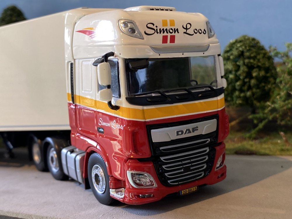 Tekno Tekno DAF 106XF met 3-assige zamac koeloplegger Simon Loos