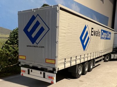 Tekno Tekno Mercedes Actros met schuifzeilen oplegger EWALS Cargo Care