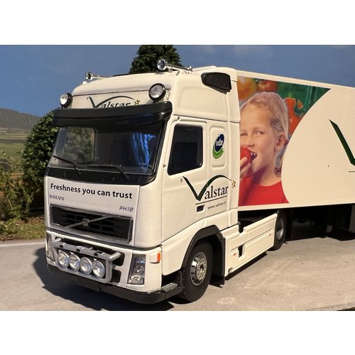 Tekno Tekno Volvo FH 12 Globetrotter XL 4x2 met 3 as Koeloplegger Valstar