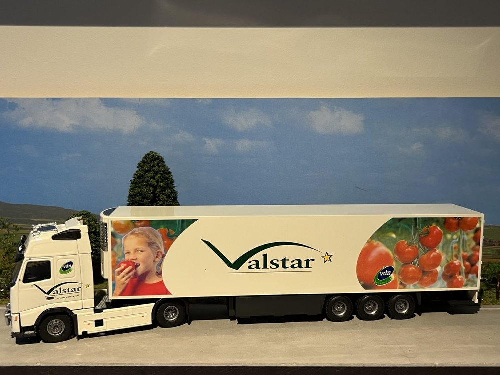 Tekno Tekno Volvo FH 12 Globetrotter XL 4x2 with 3-axle reefer trailer Valstar