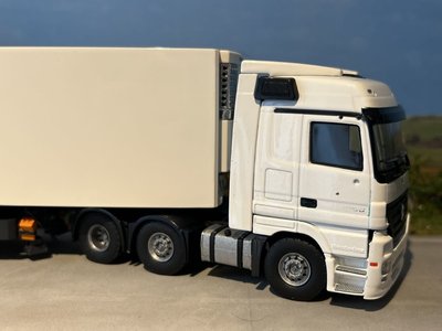 Tekno Tekno Mercedes-Benz Actros 4x2 with 3-axle reefer trailer Basis model