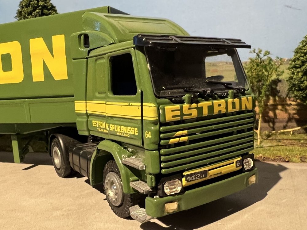 Tekno Tekno Scania 142H/V8 2 as Trekker met 3 as Huifoplegger Estron