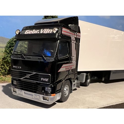 Tekno Tekno Volvo FH 12/420 4x2 with 3-axle reefer trailer Gebr. Vijn Tekno Tekno Volvo FH 12/420 4x2 with 3-axle reefer trailer Gebr. Vijn