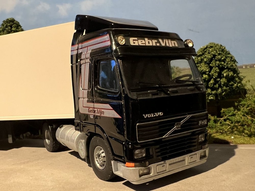 Tekno Tekno Volvo FH 12/420 4x2 with 3-axle reefer trailer Gebr. Vijn